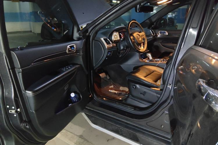 Used Jeep Grand Cherokee 2016 3.0L Elite Navigation Edition Driver Seat