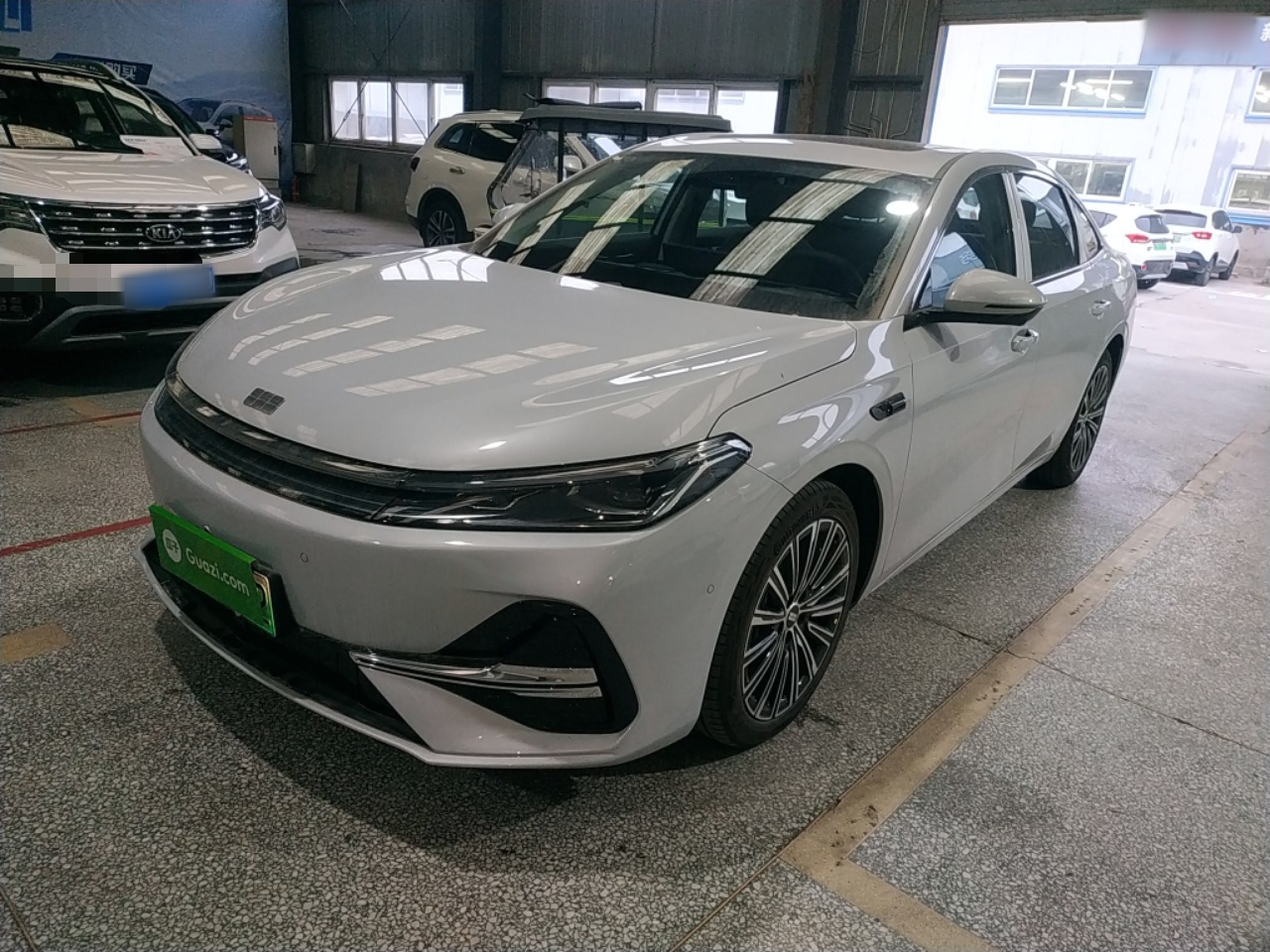 Под передней частью автомобиля