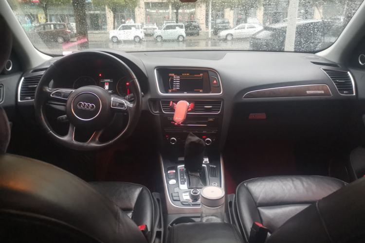 Used Audi Q5 2013 40 TFSI Comfort Edition Center Console