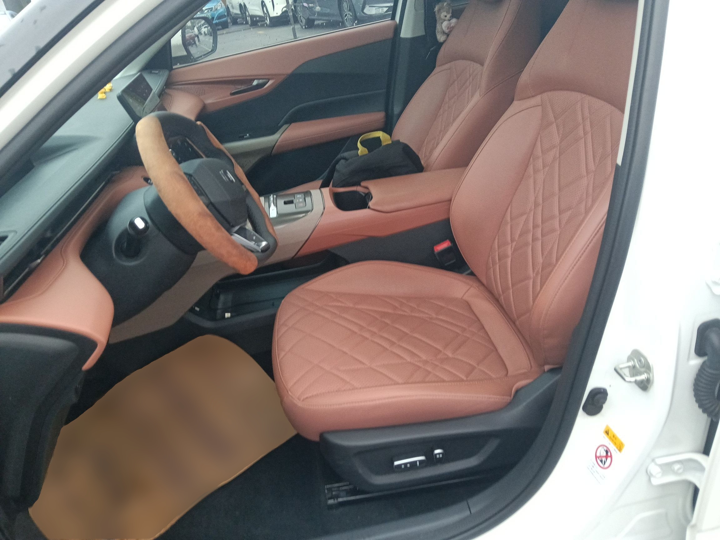 المقاعد الأمامية داخل السيارة