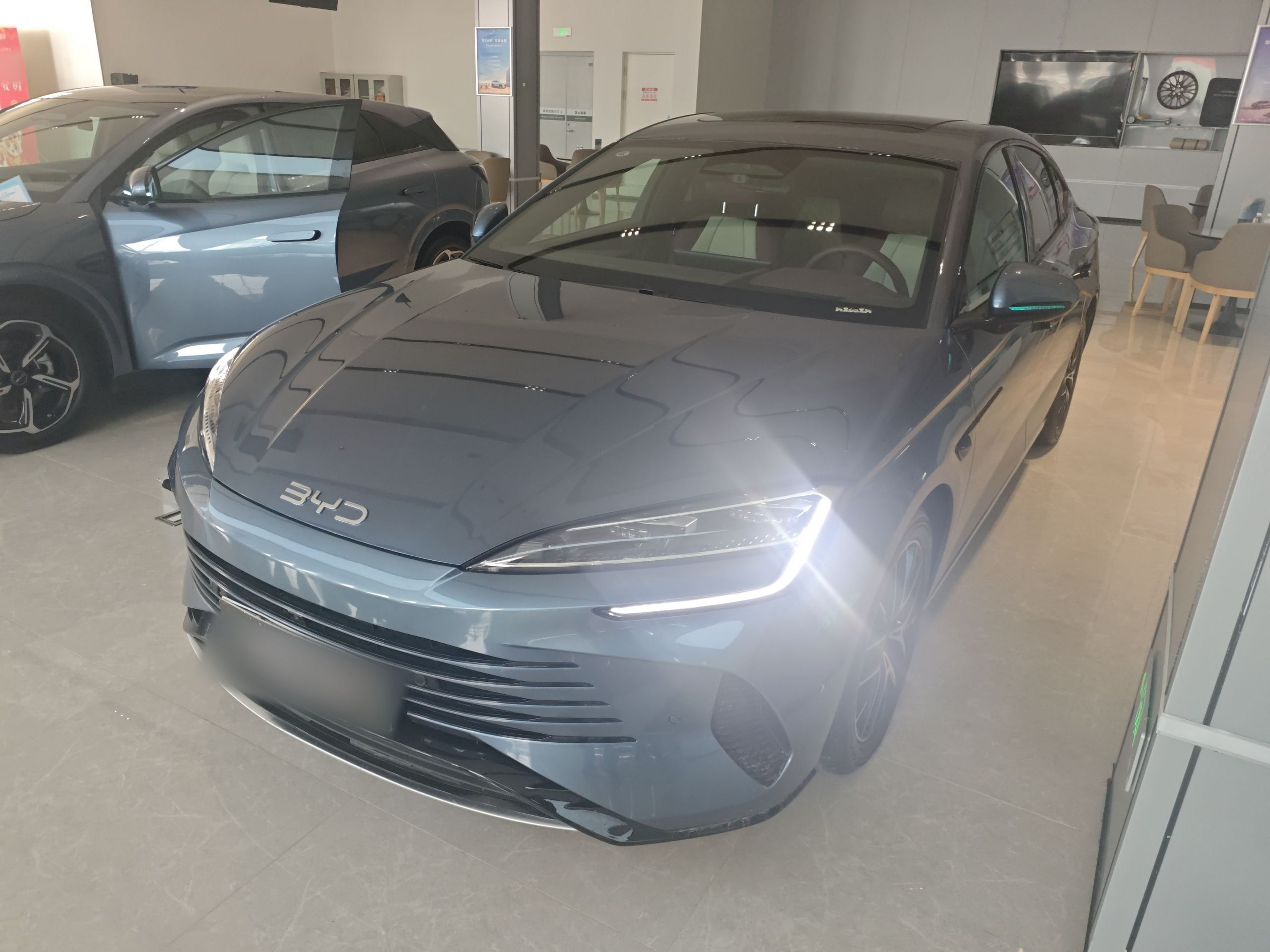 تحت مقدمة السيارة