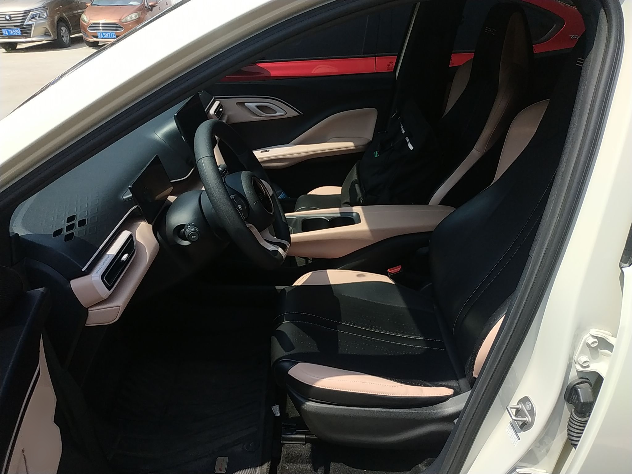 المقاعد الأمامية داخل السيارة