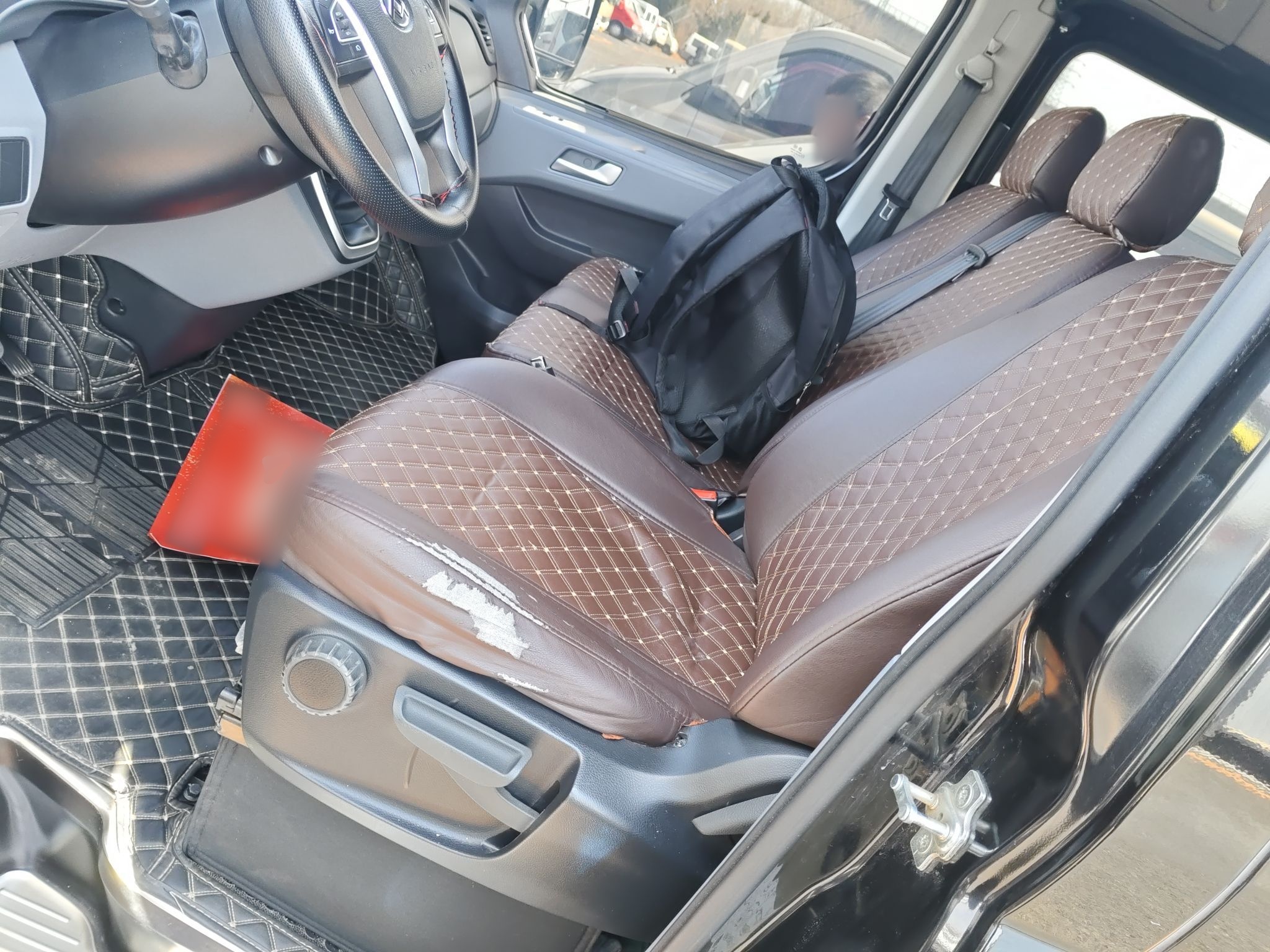 المقاعد الأمامية داخل السيارة