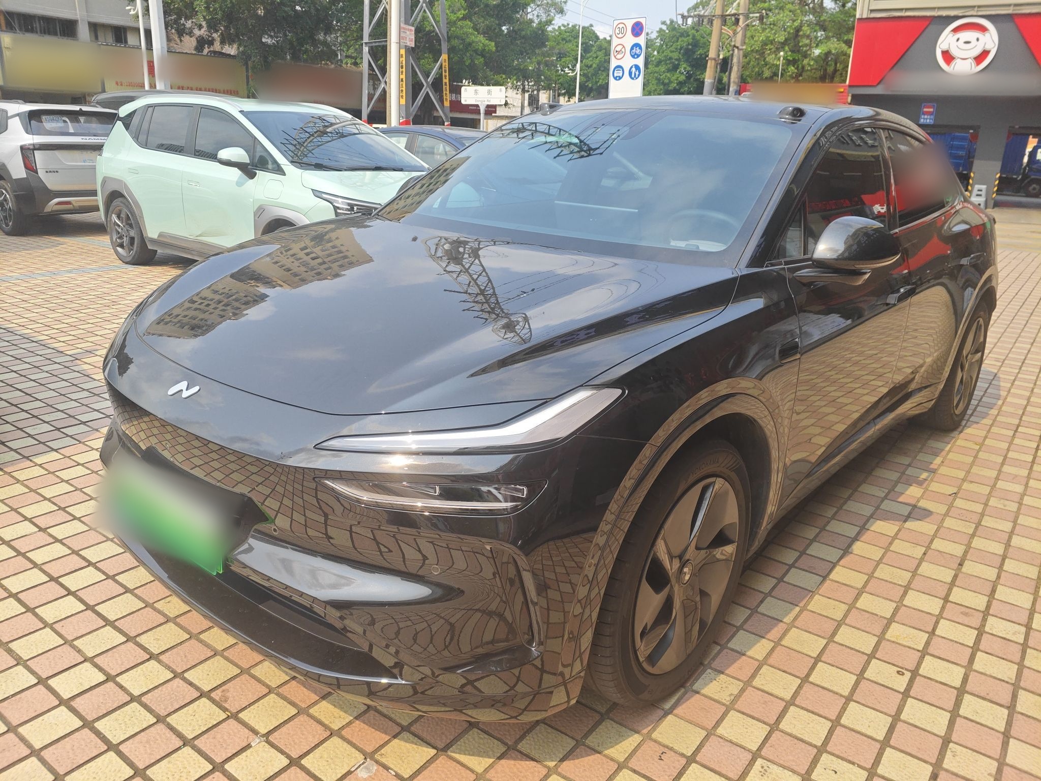 Под передней частью автомобиля