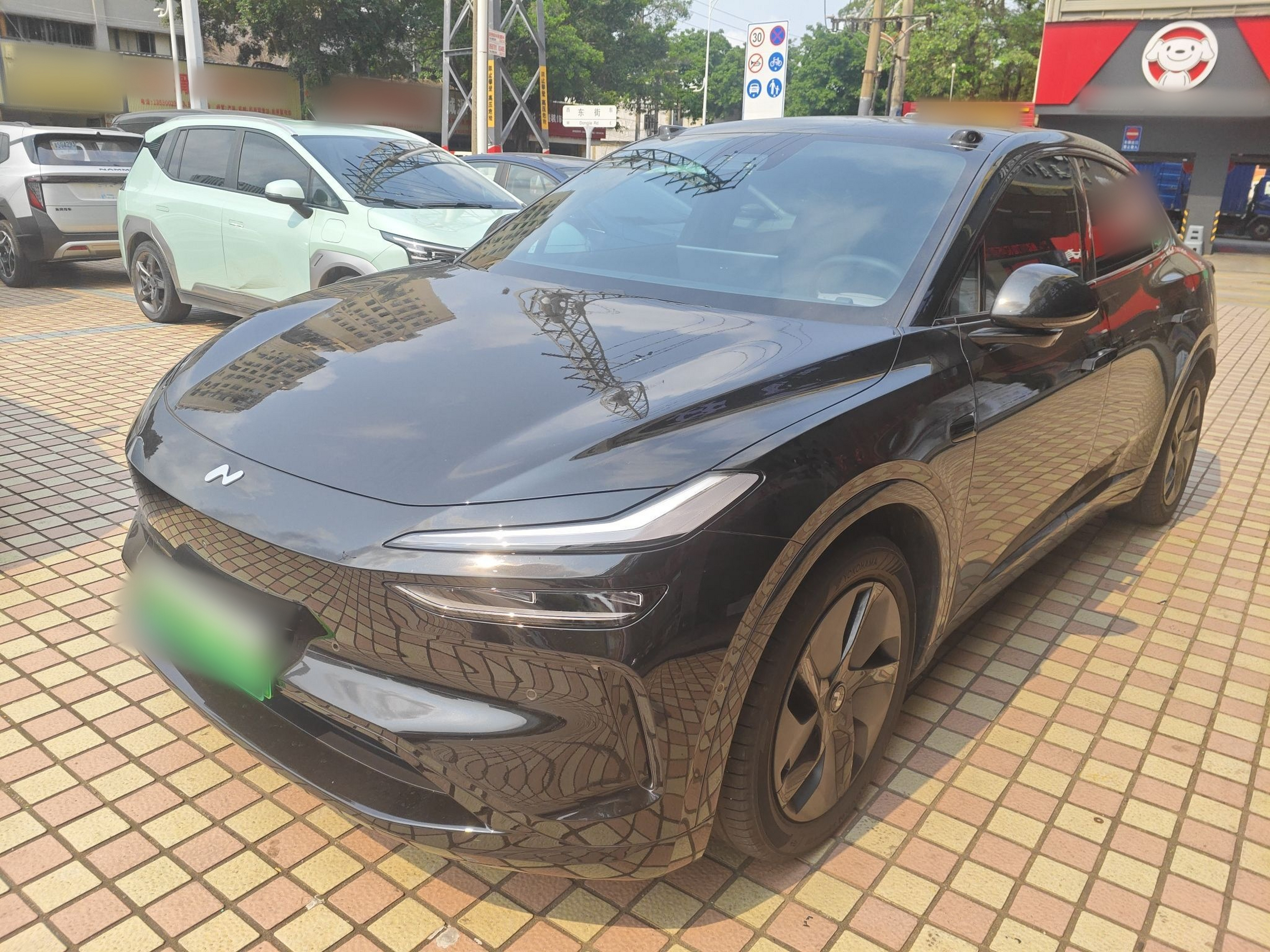 تحت مقدمة السيارة