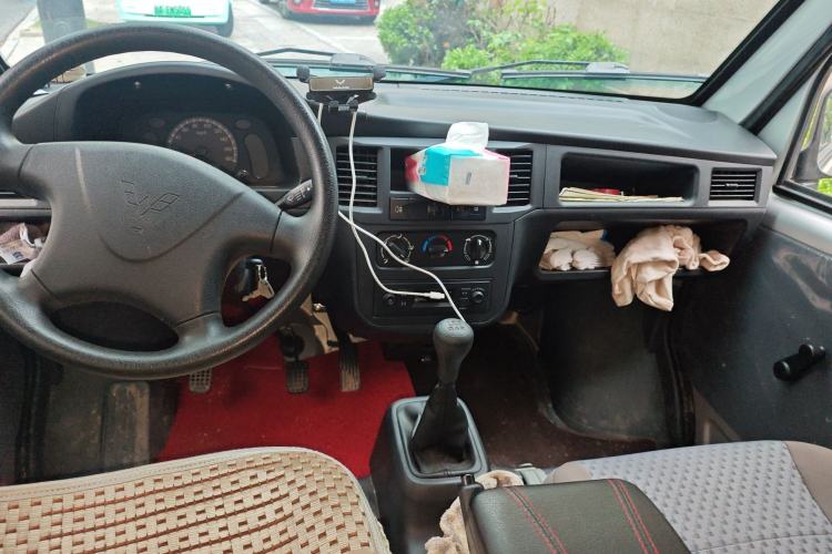 Used Wuling Zhiguang 2023 1.5L Practical Version 5/7 Seats Center Console