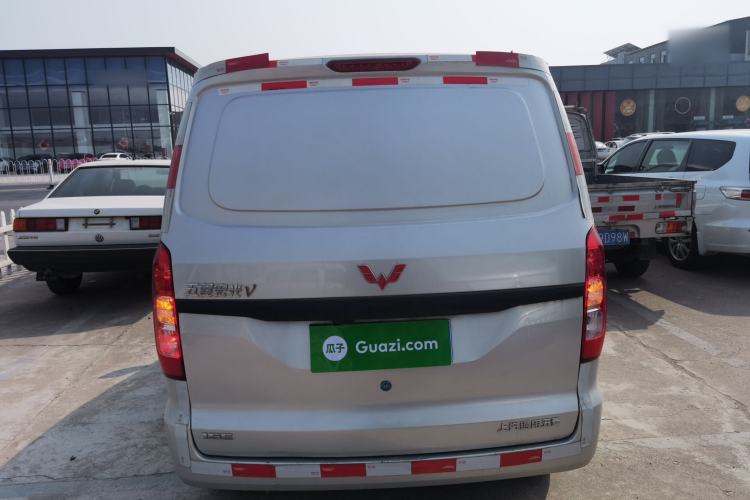 Used Wuling Hongguang V 2022 1.5L Jingqu Edition Enclosed-Window Vehicle with Electric Power Steering LAR
