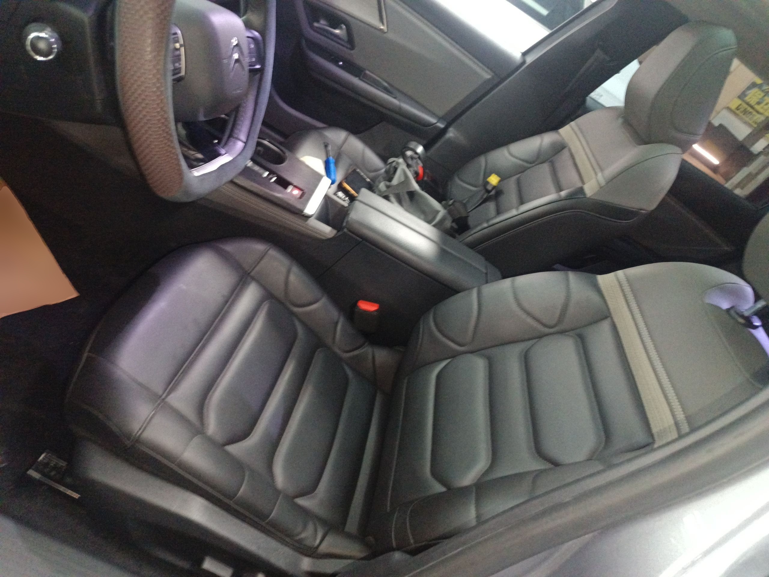 المقاعد الأمامية داخل السيارة