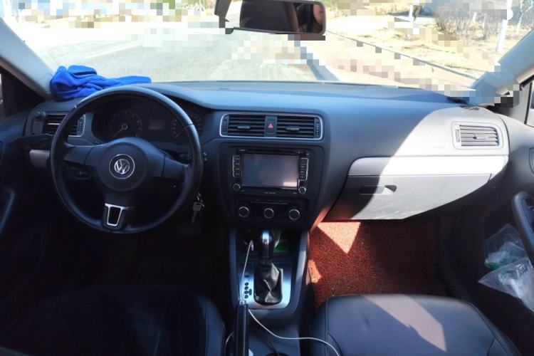 Used Volkswagen Sagitar 2014 Revised Version 1.6L Automatic Comfort Edition Center Console