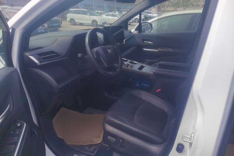 Used Toyota SIENNA 2023 2.5L Hybrid Deluxe Edition