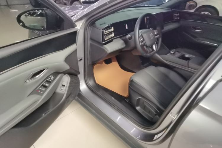 Used BYD Qin L 2025 DM-i Smart Drive 80KM Leading Model
