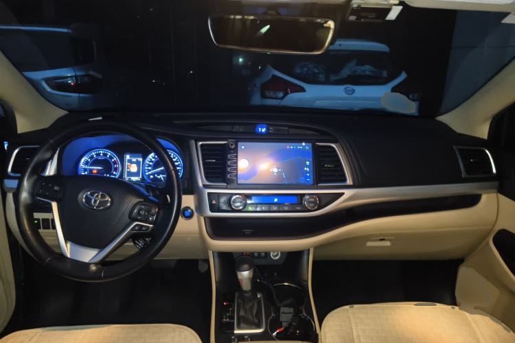 Used Toyota Highlander 2018 2.0T Four-Wheel Drive Luxury Version 7 Seats China VI Standard Center Console