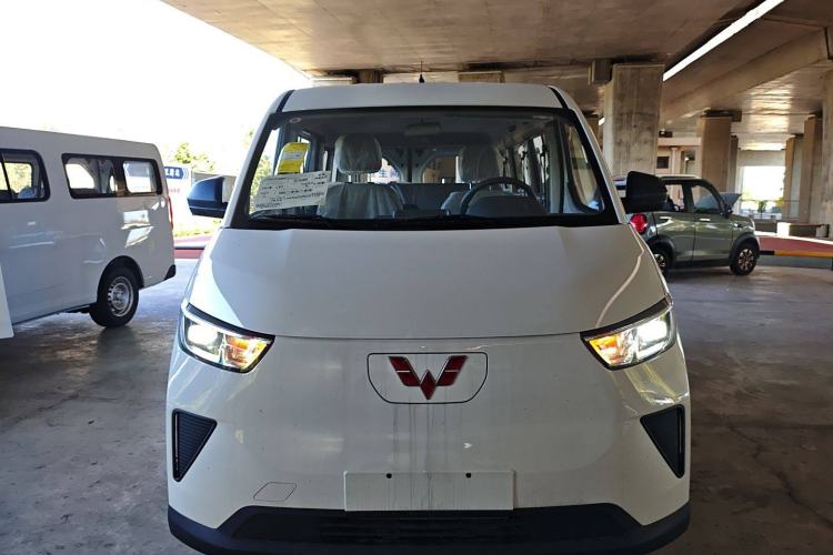 Used Wuling Yangguang 2024 300KM Comfort Version Passenger Van 75kW