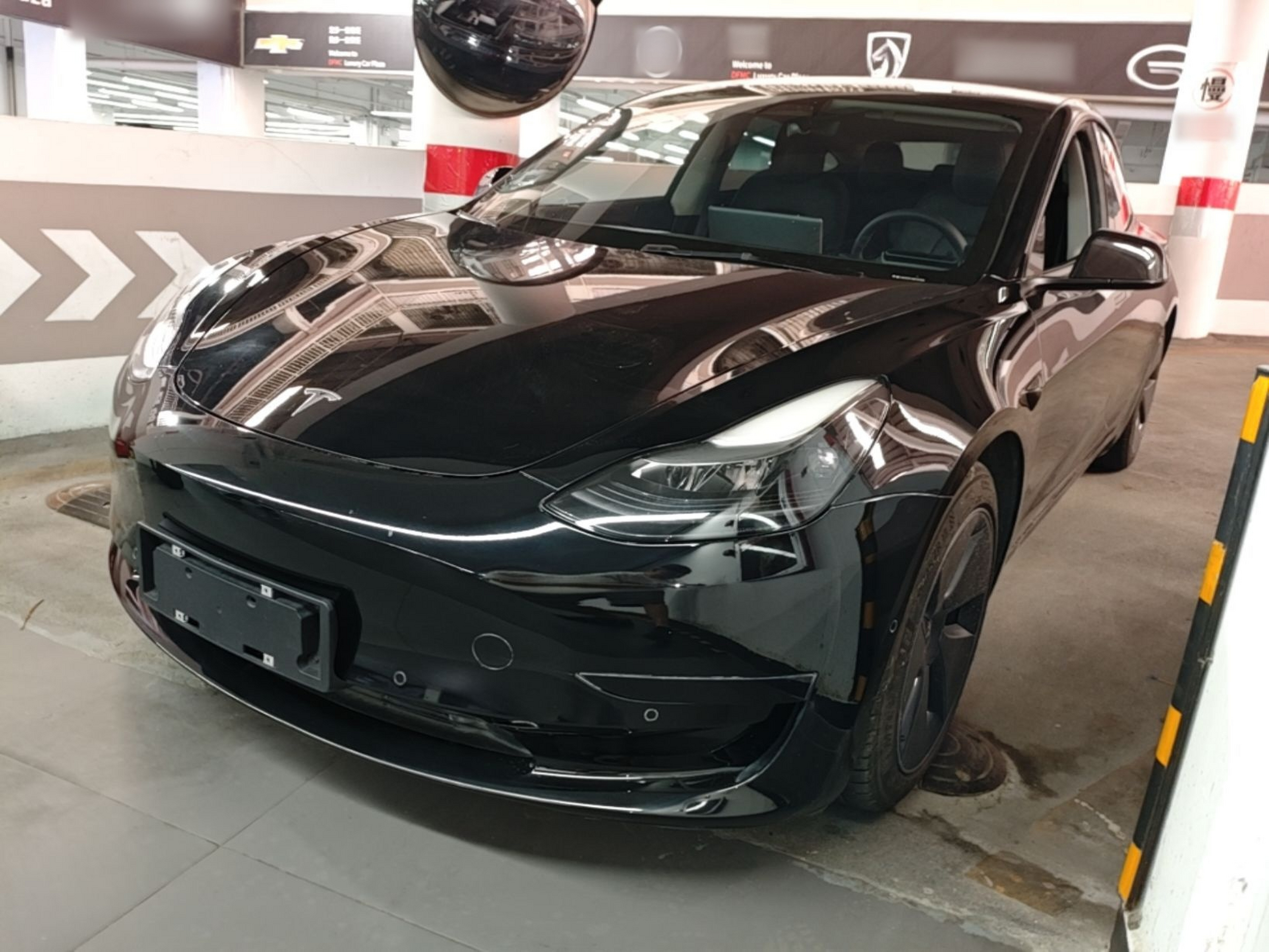 Под передней частью автомобиля