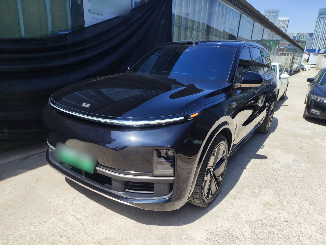 Под передней частью автомобиля