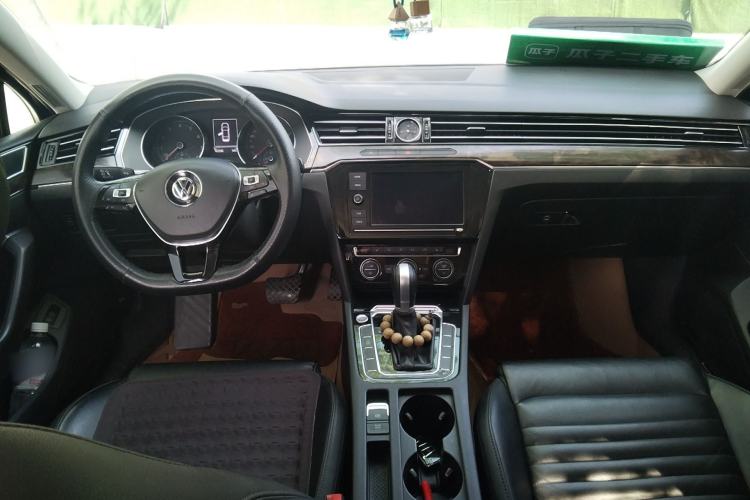 Used Volkswagen Magotan 2019 330TSI DSG Luxury Version China VI Standard Center Console