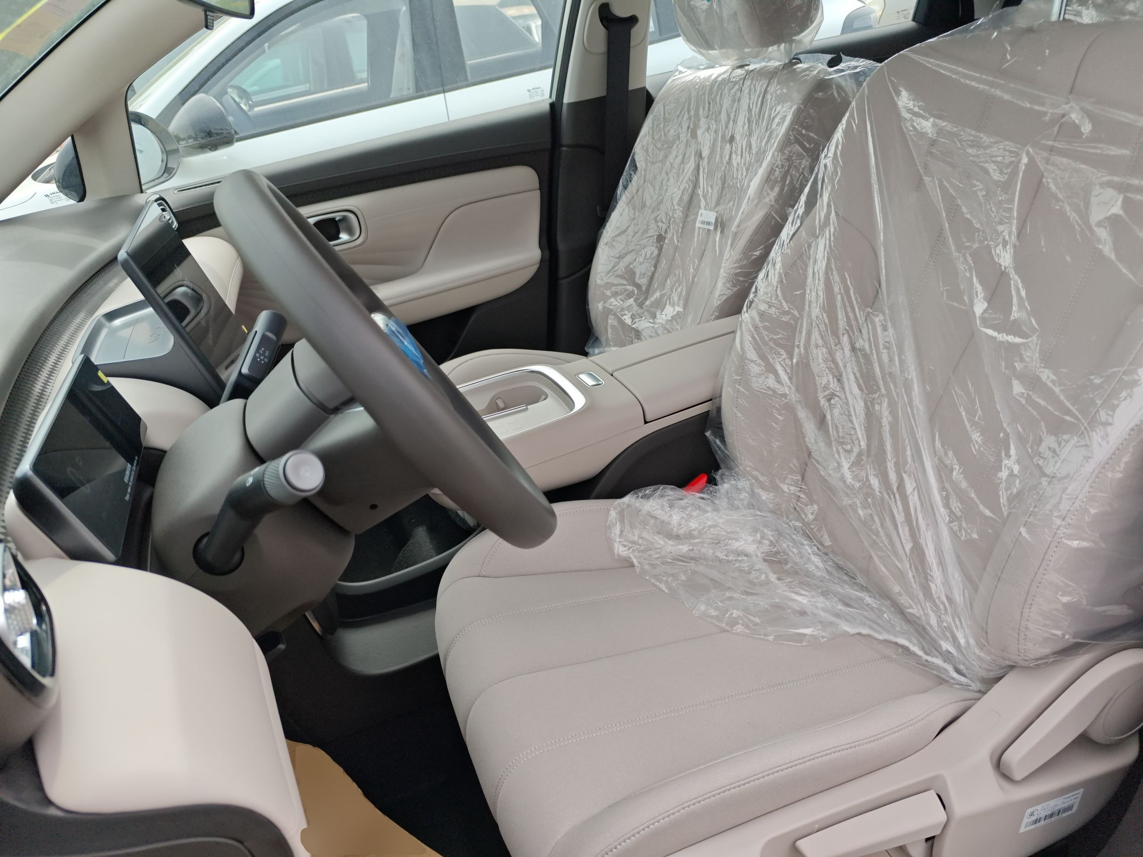 المقاعد الأمامية داخل السيارة