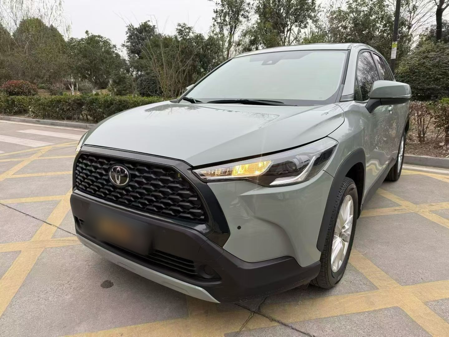 Под передней частью автомобиля