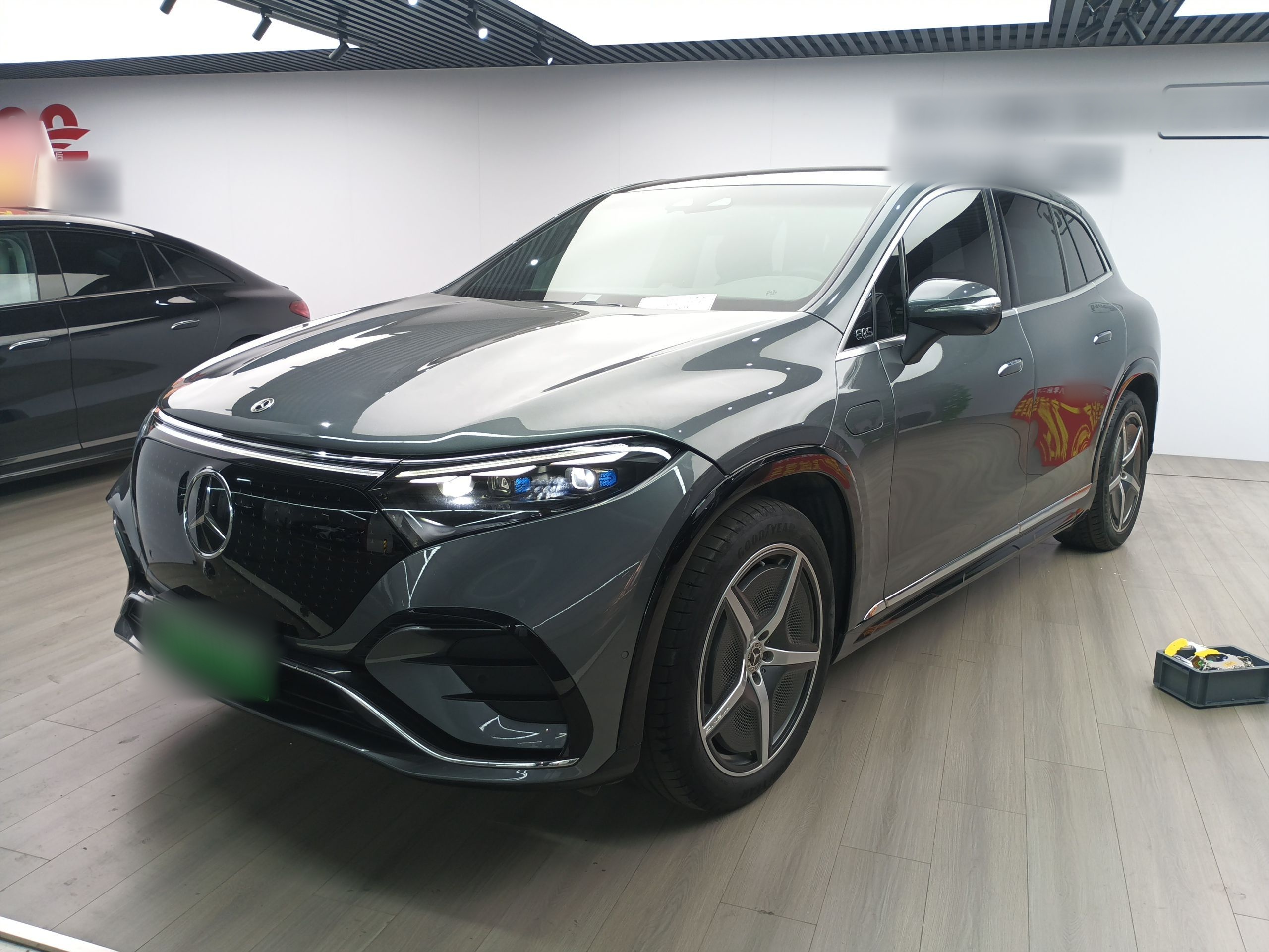 Под передней частью автомобиля