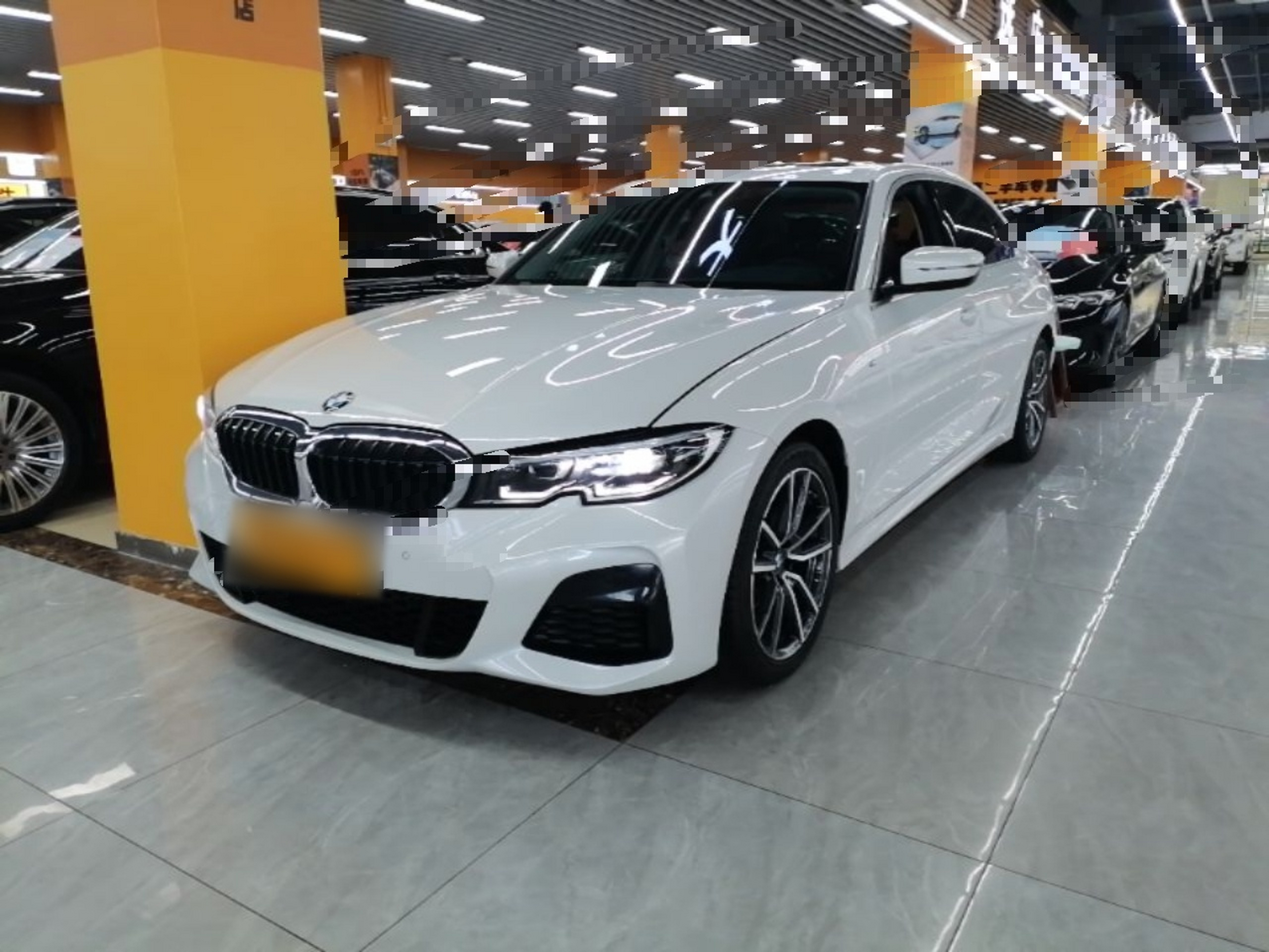 Unter der Vorderseite des Autos