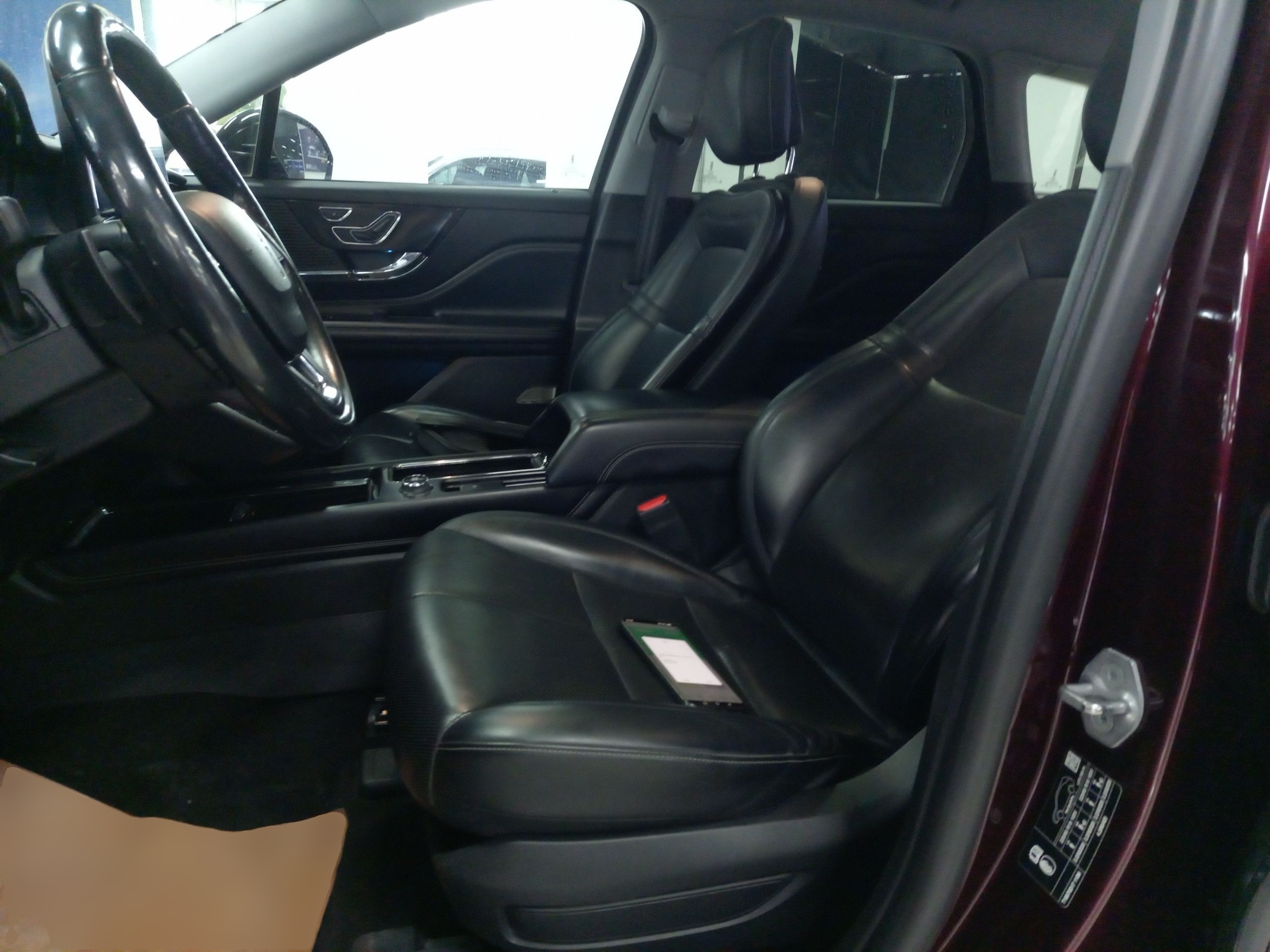 المقاعد الأمامية داخل السيارة