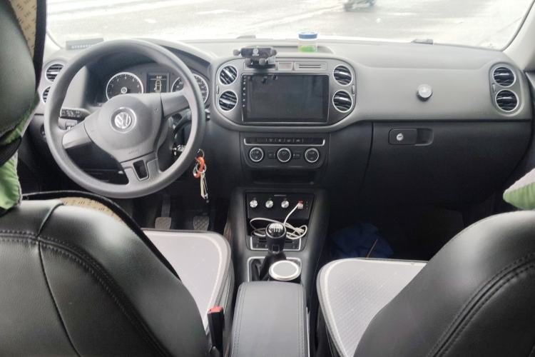 Used Volkswagen Tiguan 2015 1.4TSI Manual Two-Wheel Drive BlueMotion Edition Center Console