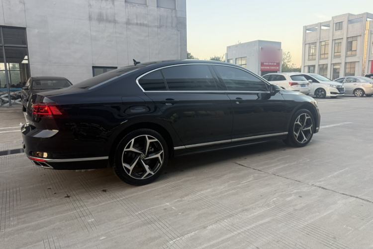 Used Volkswagen Magotan 2023 2 Million Units Limited Edition 330TSI DSG Leading Version Exterior 3