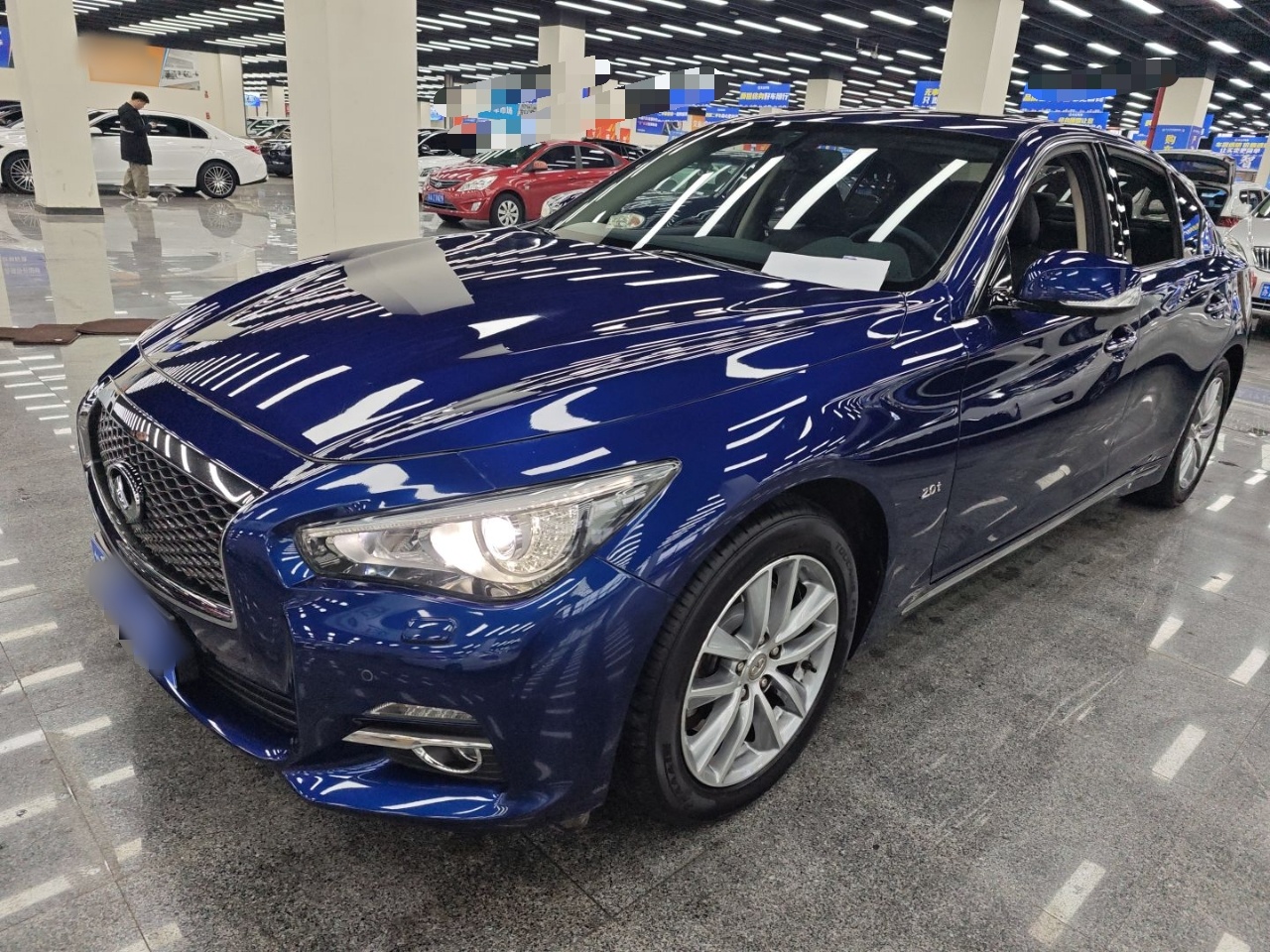 تحت مقدمة السيارة