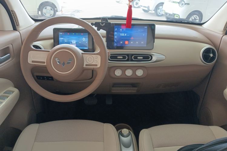 Used Wuling Hongguang MINIEV 2025 Four-Door Version Zhenxiang+ Edition Center Console