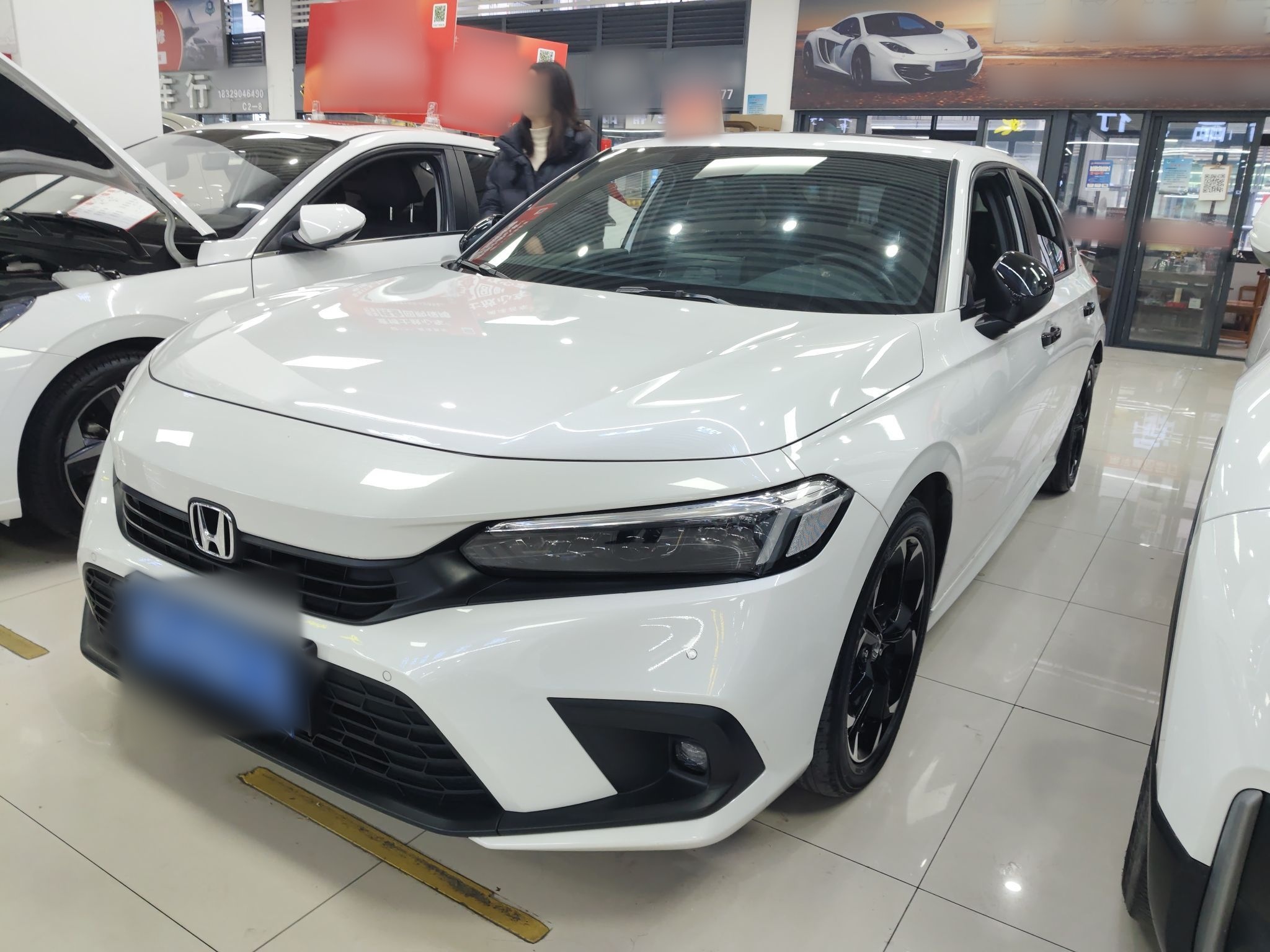 تحت مقدمة السيارة