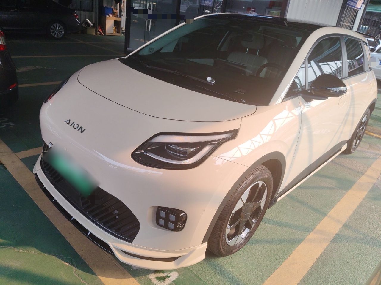 تحت مقدمة السيارة