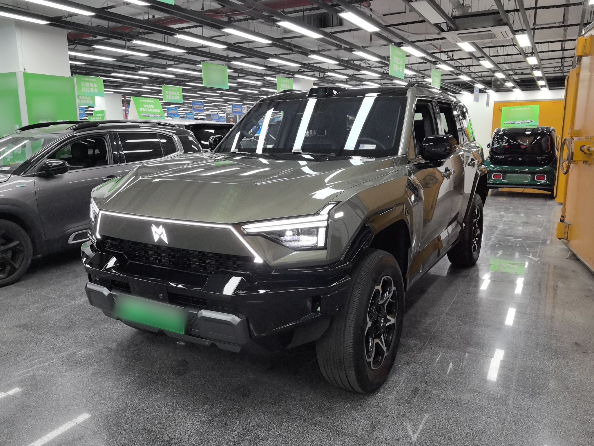 تحت مقدمة السيارة