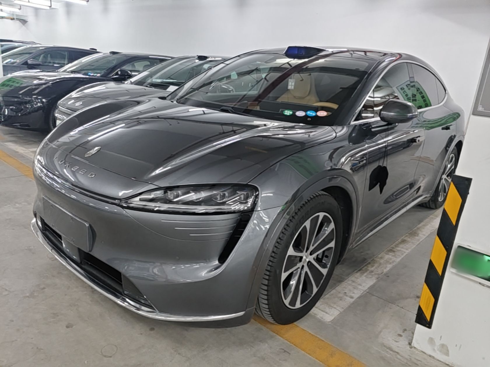 Unter der Vorderseite des Autos