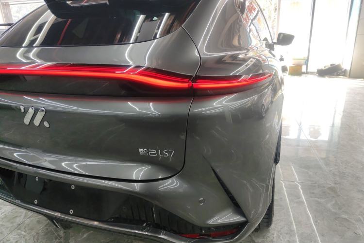Used IM LS7 2023 100kWh Lux Rear-Drive Version Exterior 6