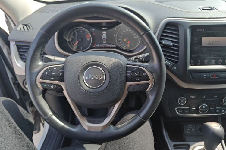 Used Jeep Cherokee 2016 2.0L Superior Edition
