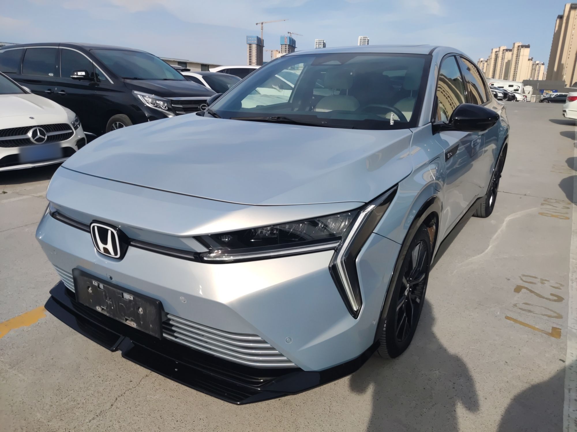 Под передней частью автомобиля