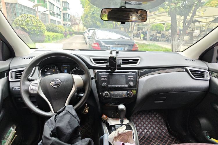 Used Nissan Qashqai 2016 2.0L CVT Elite Edition Center Console