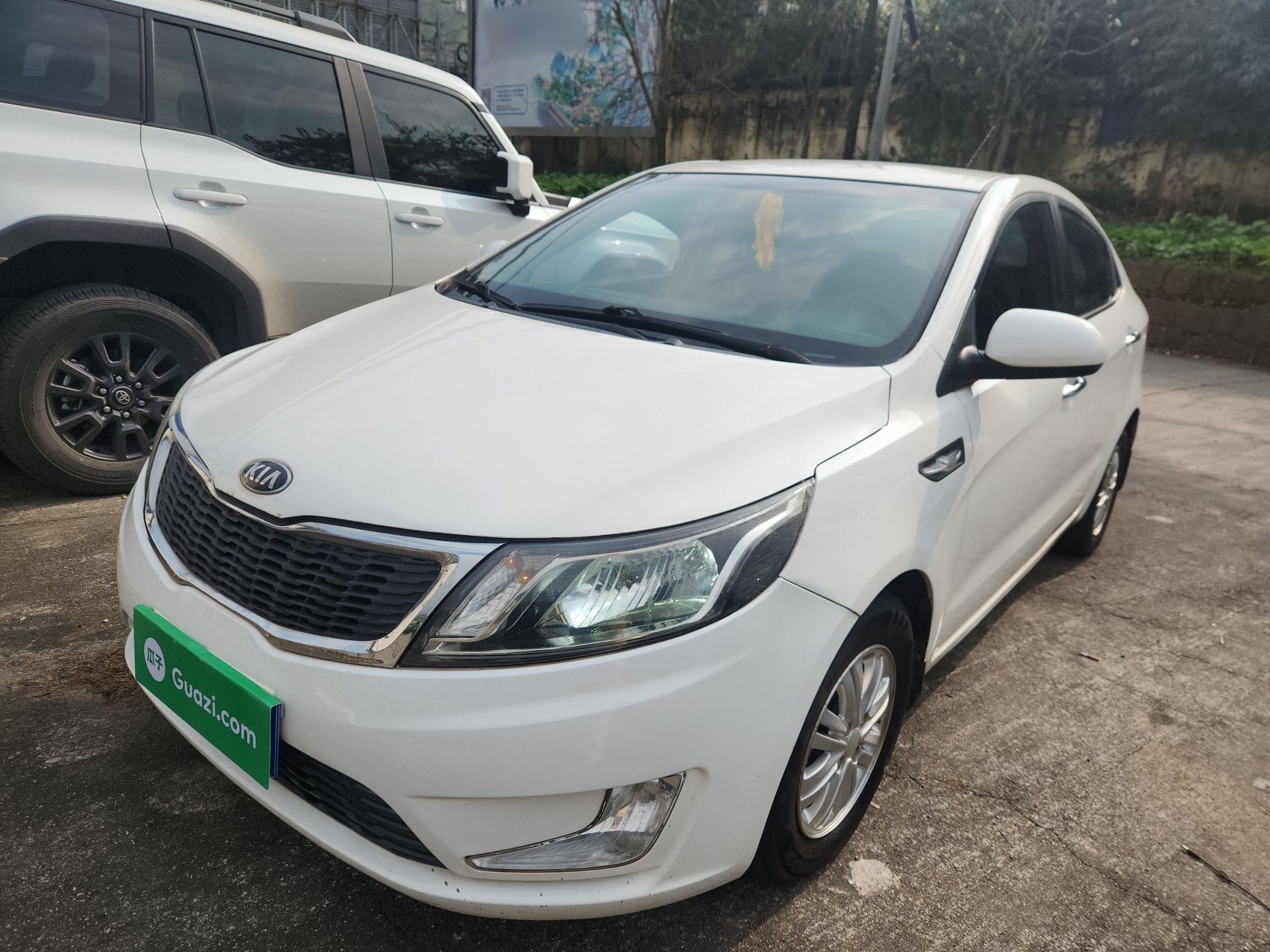 Под передней частью автомобиля