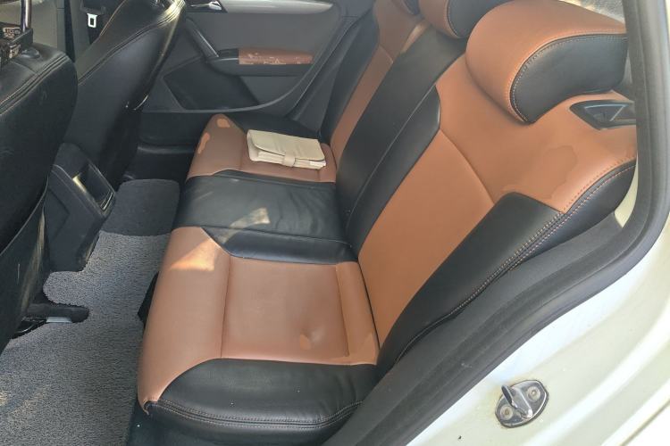 Used Volkswagen Gran Lavida 2013 1.6L Manual Fashion Model