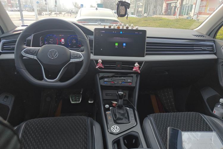 Used Volkswagen Tiguan L 2024 Outstanding Model 300TSI Automatic Two-Wheel Drive Longteng Edition Center Console