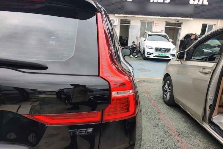 Used Volvo XC60 New Energy 2025 Plug-in Hybrid Long-Range All-Wheel Drive Zhiyuan Extreme Night Black Edition Exterior 3