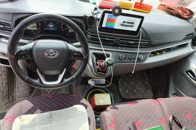 Used SAIC MAXUS Xintu V90 2022 2.0T Manual VAN Rear-Drive Extended Wheelbase High Roof with Dual Rear Tires 3-Seater
