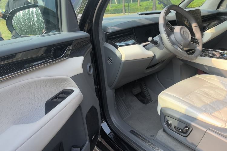 Used Zeekr 009 2024 7-Seater Walk-Through Version Four-Wheel Drive 108 kWh Driver Seat