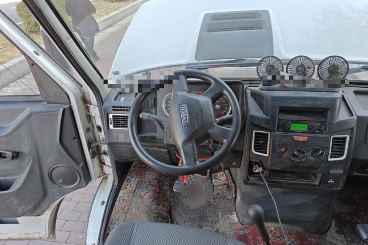 Used Iveco Daily 2020 2.8T V35 Box Truck with Dual Tires Mid-Roof Design 3 Seats Emission Standard China V