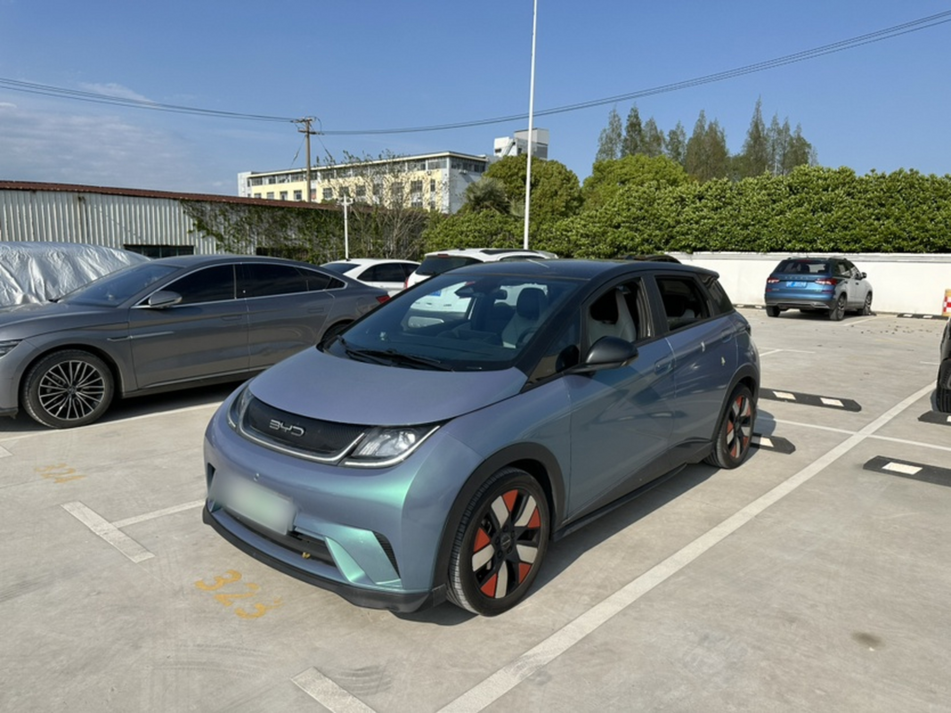 Под передней частью автомобиля