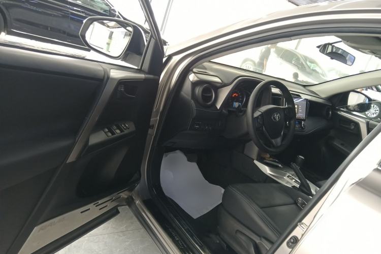 Used Toyota RAV4 2016 2.0L CVT Two-Wheel Drive Fashion Edition China V Standard Driver Seat