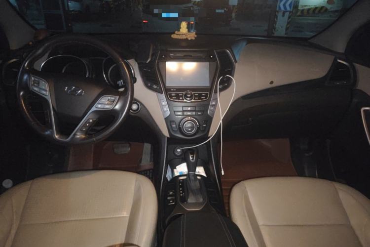 Used Hyundai Santa Fe 2013 2.4L Automatic 4x4 Smart Version Center Console