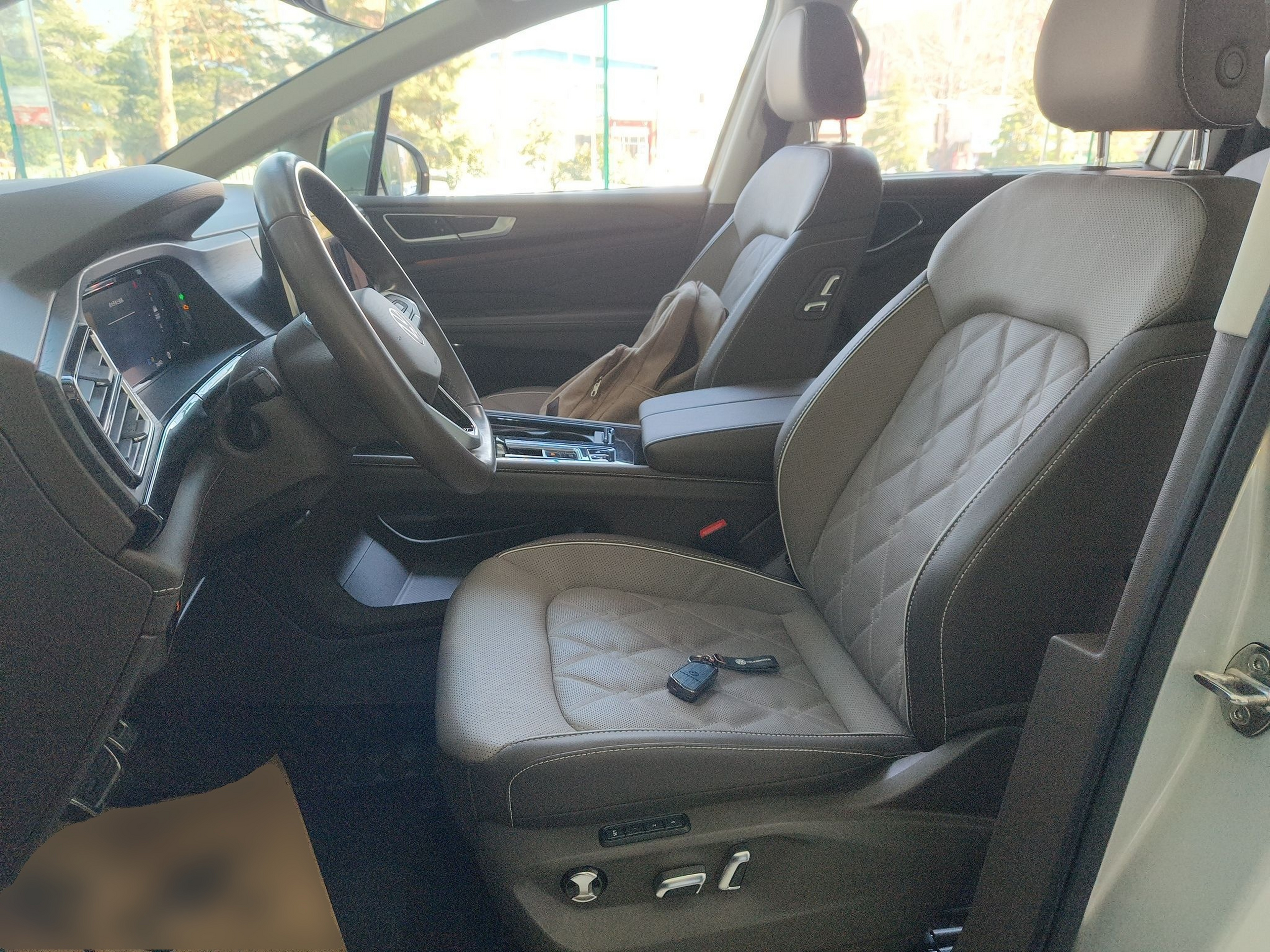 Переднее сиденье в автомобиле