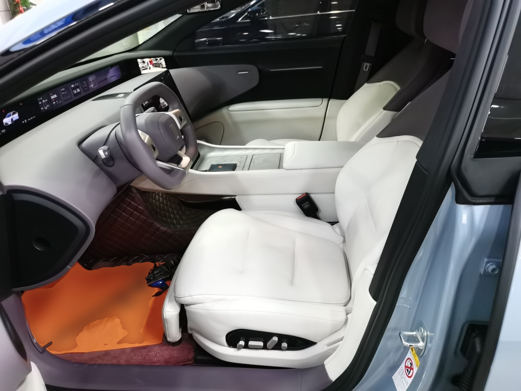 المقاعد الأمامية داخل السيارة