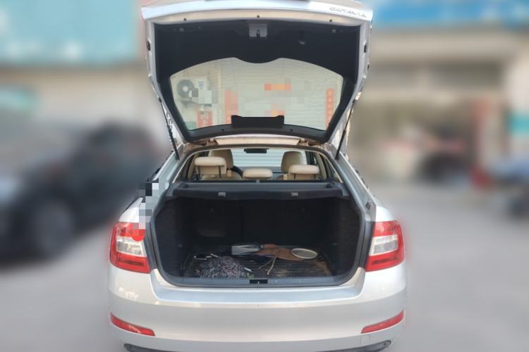 Used Skoda Octavia 2015 1.6L Manual Yijun Edition Trunk